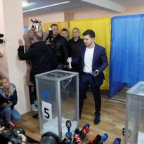 Зеленский проголосовал во втором туре выборов президента (фото)