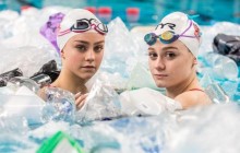 Британские синхронистки выступили в бассейне, заполненном пластиковыми бутылками и мусором (видео)