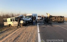 На трасі "Одеса-Рені" зіткнулися два вантажних мікроавтобуси та маршрутка, є загиблі (фото, відео)