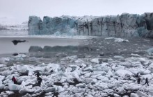 В Ісландії туристи ледве врятувалися від величезної хвилі після обвалу льодовика (відео)