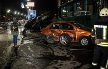 У Києві Porsche протаранив Chevrolet і загорівся, водій втік (фото, відео)