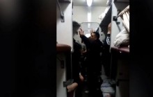 Вболівальники ФК "Карпати" розгромили три вагони в поїзді Львів-Запоріжжя (відео)