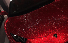 Известная модель украсила авто 2 миллионами кристаллов Swarovski (фото)
