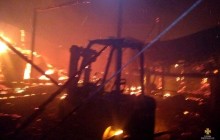 На Тернопільщині рятувальники понад дві години гасили масштабну пожежу в цеху з виробництва деревного вугілля (фото)