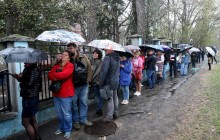 У Києві утворилися черги з бажаючих зміни місце голосування у другому турі виборів (фоторепортаж)