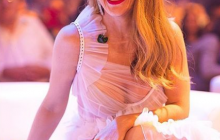 "Очень жарко": Тина Кароль оголила бедра и "засветила" грудь в откровенном наряде (фото)