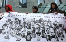 Під посольством Німеччини в Києві провели пікет проти зняття санкцій з РФ (фоторепортаж)