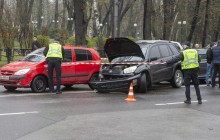 У центрі Києва внаслідок зіткнення чотирьох авто постраждали три людини (фото, відео)