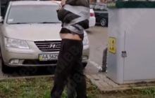 У Києві п'яного винуватця ДТП відлупцювали й прив'язали до стовпа (відео)