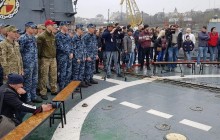 Ви не забуті! Ми вас чекаємо!: на фрегаті "Гетьман Сагайдачний" пройшов концерт на підтримку полонених моряків (фото)
