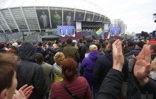 Возле НСК «Олимпийский» собрались сторонники Порошенко (фото)