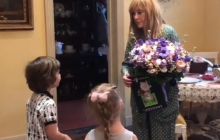 Алла Пугачова у піжамі та сльозах прийняла привітання від дітей і чоловіка (відео)