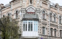 Війна з несмаком: підбірка найжахливіших балконів Києва, що паплюжать будинки (фото)