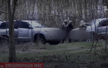 Біля будинку Зеленського затримали людей зі зброєю і вибухівкою (відео)