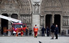 Пожар в Нотр-Дам де Пари: во Франции опасаются, что часть собора обвалится