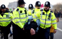 В Лондоне проходят климатические протесты: полиция задержала более 100 человек (фоторепортаж)