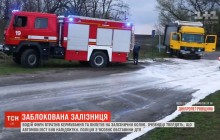 Неподалік Дніпра некерована фура вилетіла з дороги та зупинила рух потягів (відео)