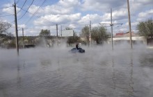 У Харкові прорвало теплотрасу, гарячою водою затопило людей в автомобілі (фото, відео)