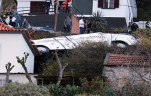 У Португалії автобус із туристами зірвався з дороги і впав на дах будинку, є загиблі (фото, відео)