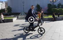 Политики на велосипеде: фанаты экологического транспорта в Украине и мире (видео)