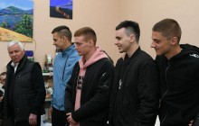 Футболисты Динамо навестили военных в госпитале (фото, видео)