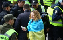 Прихильники кандидатів у президенти збираються на полі стадіону, трибуни заповнені майже на чверть (відео)