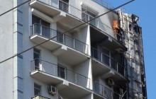 В Одессе горит здание ТЦ, людей эвакуируют (фото, видео)