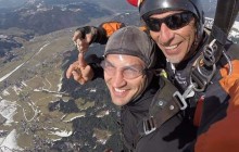 Володимир Кличко стрибнув з парашутом і зробив екстремальне селфі на пам'ять