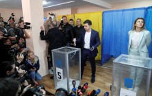 Глазунья, Eminem и крестик в бюллетене: как голосовал Зеленский во втором туре (фото)