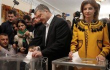 Порошенко проголосовал во втором туре выборов президента (фото, видео)