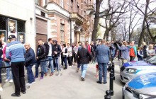 Під посольством у Варшаві українці стоять у величезній черзі, щоб проголосувати (фото)
