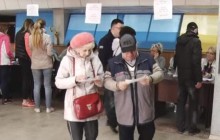 Батьки Зеленського проголосували на виборах президента під об'єктивами камер у Кривому Розі (відео)