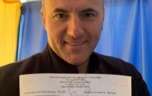 Відомий олігарх повторив "подвиг" Ляшка під час голосування (фото)