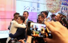 Поцілунки й обійми: як кандидати дякували своїм дружинам (фото, відео)