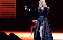 Алла Пугачева шокировала публику худобой и провокационными позами (фото)