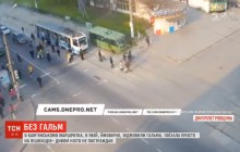 На Дніпропетровщині маршрутка без гальм ледь не наїхала на пішоходів (відео)