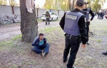 У Дніпрі п'яний сторож заважав рятувальникам гасити пожежу на складі поліетилену (відео)