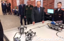 Дідівщина з народження: Путіну показали роботів і змусили їх віджиматися (відео)