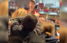 «С лопаты раздают?»: посетители московского KFC устроили потасовку за бесплатные бургеры (видео)