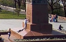 В Одессе нашли виновного в повреждении памятника Неизвестному матросу