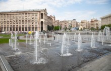 В центре Киева парень на глазах у прохожих справил нужду в фонтан