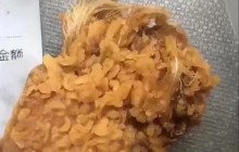 Китаянка отримала пір'я в сухарях замість курячих крилець з McDonald's (фото)