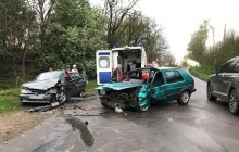 Під Чернівцями зіткнулись три легковики, постраждали п’ятеро людей (фото)