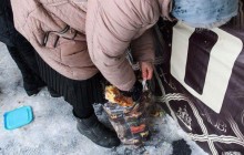 У Єкатеринбурзі пенсіонери прорвалися через огорожу і жадібно набивали сумки великодньою паскою (фото)