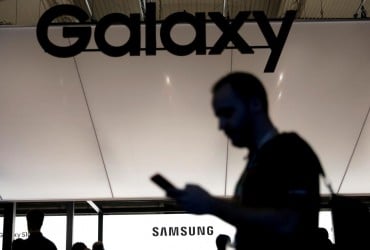 Нові смартфони Samsung продають без зарядки й навіть кабелю: що залишили в коробці