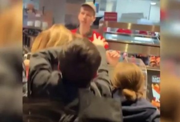 «З лопати роздають?»: відвідувачі московського KFC влаштували сутичку за безкоштовні бургери (відео)