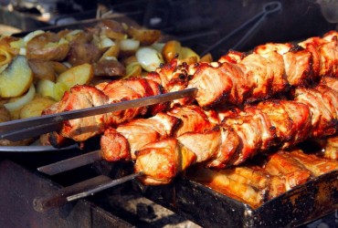 У чому замаринувати м'ясо на шашлик: рецепти, від яких всі пальчики оближуть