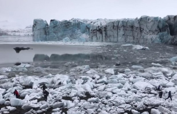 В Исландии туристы едва спаслись от огромной волны после обрушения ледника (видео)