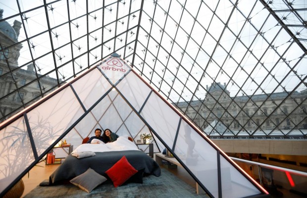 Airbnb запропонував провести незабутню ніч з Моною Лізою і Венерою Мілоською в Луврі (фото, відео)