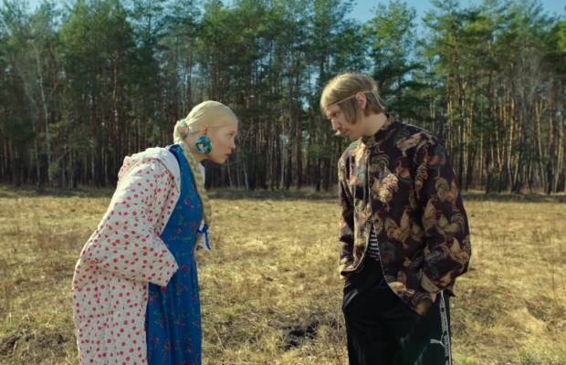 "П'яний" Іван Дорн бігав у тільнику серед беріз в новому кліпі (відео)